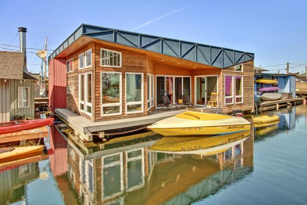 floating-home-outdoor-living